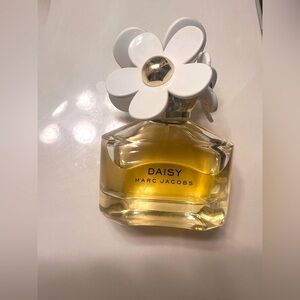 Marc Jacob’s daisy perfume (50 ml), travel size daisy dream spray